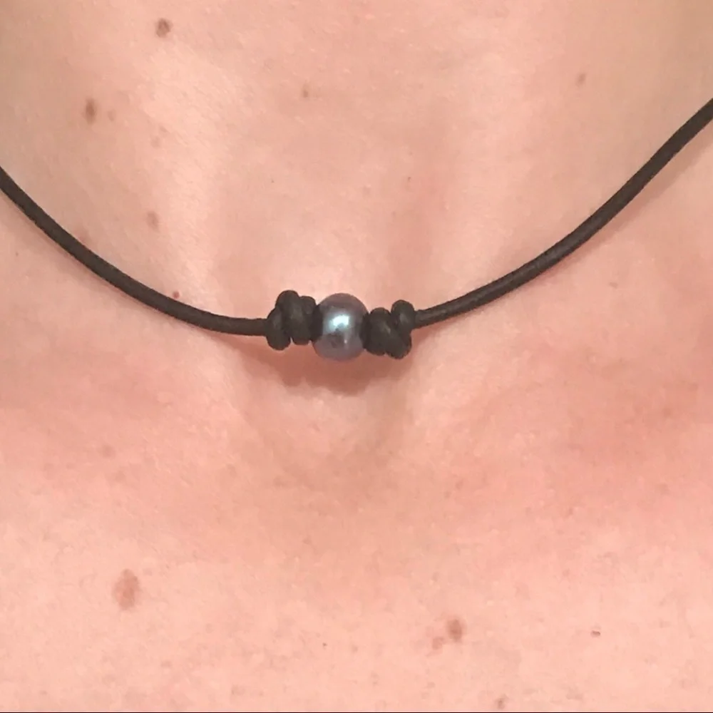 𝅺FRESHWATER Peacock Pearl &‎ Black Leather Choker Necklace. Handmade to or…